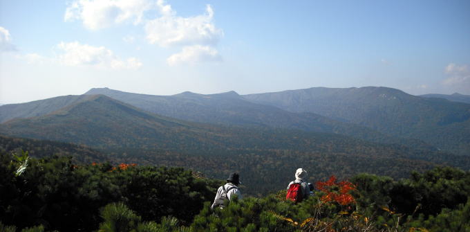 犬倉山頂から三ツ石山方面の眺め