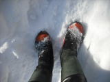 雪山歩きにも便利なスパイク長靴