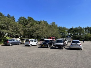 鞍掛山の登山口の駐車場